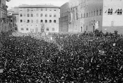 Folkmassa samlades på Piazza Signoria med anledning av Hitlers och Mussolinis besök i Florens, 05/1938 (s/v foto) av Armando Bruni