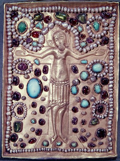 Relikvieomslag av en bibel föreställande Kristus på korset (förgyllt silver med pärlor och ädelstenar) av Armenian School