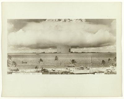 Atombombtest under Operation Crossroads Kärnvapenprov kallat "Baker Test" under Operation Crossroads vid Bikini Atoll i södra Stilla havet Bikinitatoll (titel på objekt) av Army Navy Task Force One