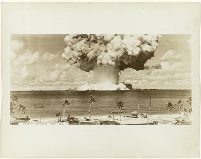 Atombombtest under Operation Crossroads Atomtest kallat "Baker Test" under Operation Crossroads på Bikini Atoll i södra Stilla havet Bikinitatoll (titel på objekt) av Army Navy Task Force One