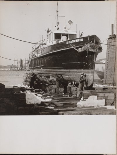[Fyra män reparerar den nedre halvan av en båt som ligger i hamn] av Arnold Eagle