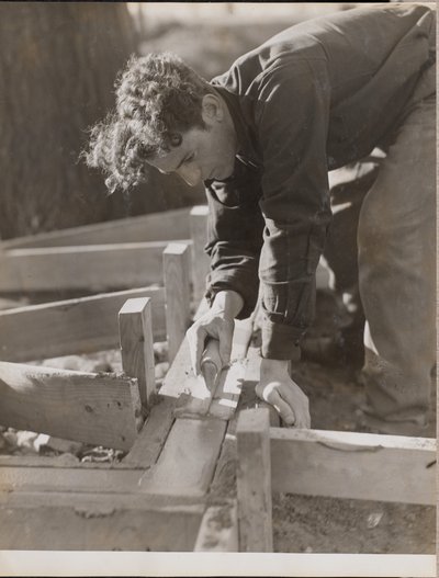 [Murare jämnar till cement under gjutning av en grund] av Arnold Eagle