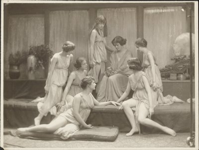 [Isadora Duncan och Group] av Arnold Genthe