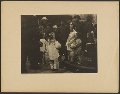 [Parade, Chinatown] av Arnold Genthe
