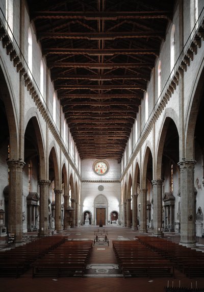 Renässans: interiörvy av basilikan Santa Croce projicerad av Arnolfo di Cambio (1245-1302 / 1310) (interiörvy av basilikan santa croce) 1294 basilikan Santa Croce, Florens, Italien av Arnolfo di Cambio