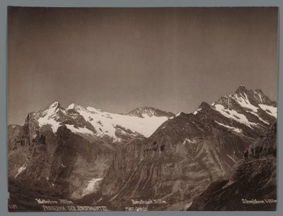Utsikt över Wetterhorn, Berglistock och Schreckhorn i Bernalperna Panorama över Jungfraukette (serietitel på objekt) av Arthur Gabler