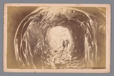 Människor i en grotta på Grindelwaldglaciären i Schweiz Grindelwald. Cave of the Glacier (titel på objekt) av Arthur Gabler