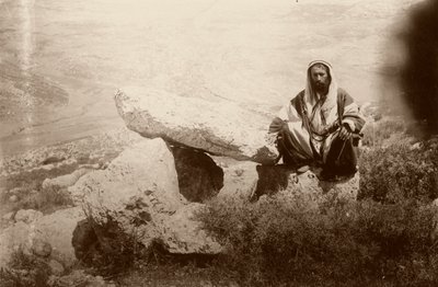 Dolmen och en man, väster om Hesban (Heshban), 1881 av Arthur M. Mantell