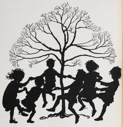 Siluett av barn som dansar runt ett träd. av Arthur Rackham