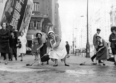 Comadres städar Gran Via-gatan, deltar i informations- och turismministeriets uppmaning och dess kampanj för att "hålla staden ren"," och hjälper de offentliga tjänsterna av Artist Unknown