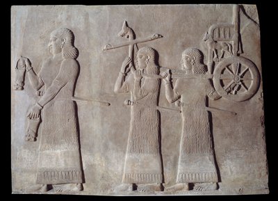 Art Mesopotamia (Assyrien): palatsets gård för kungen av Assyrien Sargon II (721 - 705 f.Kr.) tjänare som bär lokalerna och kungens vagn. Paris, Louvren av Assyrian