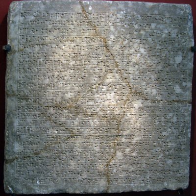 Alabasterplatta graverad med kilskrift, från fästningen Sargon II (eller Sharroukin, kung av Assyrien från 722 till 705 f.Kr.) vid Dur Sharrukin (nuvarande Khorsabad, Irak). Assyrisk konst, antiken, 800-talet f.Kr. Statens Eremitage, St Peter av Assyrian