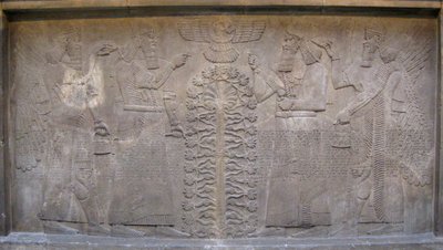 Relief med två figurer av Ashurnasirpal, bevingade mytologiska varelser och guden Ashur, framför Livets Träd, 885-860 f.Kr. av Assyrian