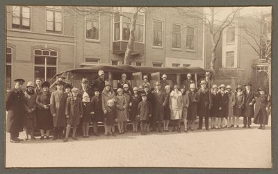 Gruppporträtt av anställda vid paraplyfabriken "Gelria" med regissören Arthur Schnitzler och hans fru i samband med 40-årsjubileet 1928 av Atelier Grijpink