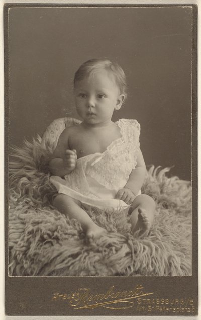 [Oidentifierad baby sittande på en lammskinnsmatta] av Atelier Rembrandt