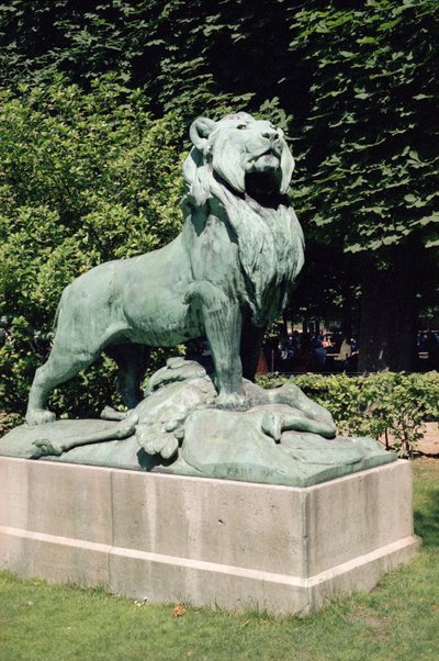 Nubiskt lejon och hans byte, 1870 (brons) (se även 252665 och 252667) av Auguste Cain