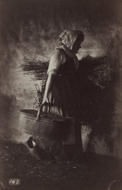 Kvinnlig bonde som bär en korg och hö, ca. 1870. av Auguste Giraudon