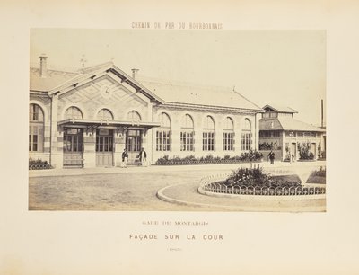 Montargis station, fasad med utsikt över innergården av Auguste Hippolyte Collard
