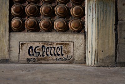 Fasad på en bostadsfastighet, detalj med signaturen av Auguste Perret