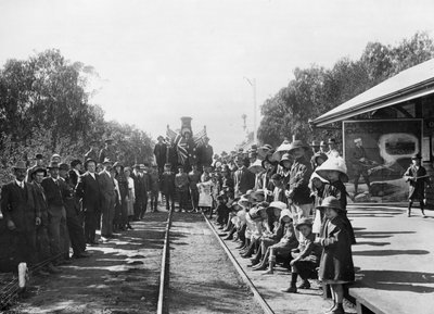 Ett turnerande rekryteringståg vid järnvägsstationen med några av stadens medborgare (Donor Queensland Recruiting Committee), Wallumbilla, Queensland, ca 1916 av Australian Photographer