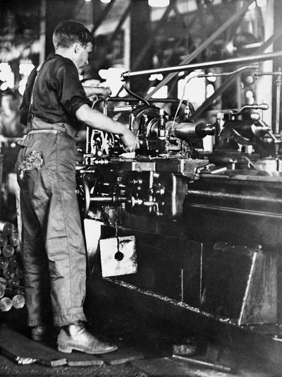 En hantverkare som tillverkar skalhöljen vid en Walsh Island-bruk, Newcastle, New South Wales, ca 1916 av Australian Photographer