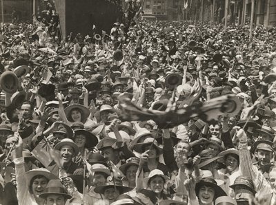 Folkmassa i Martin Place, Sydney, firar nyheten om undertecknandet av vapenstilleståndet, 11 november 1918 av Australian Photographer
