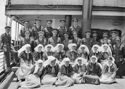 Gruppporträtt av Senior Medical Officers och personal ombord på HMAT Wahehe, under återresan till Australien, september 1919-oktober 1919 av Australian Photographer