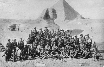 Informellt gruppporträtt av en australisk infanterisignalskola framför sfinxen och pyramiden. Signalutrustning är i förgrunden, ca 1915 av Australian Photographer