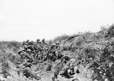 Löjtnant A.V. Sedgwick MC och en del av hans parti från 24:e bataljonen, i väntan på att artilleribomben på Mont St Quentin skulle lyftas, fotograferade några minuter innan de flyttade ut ur skyttegraven av Australian Photographer