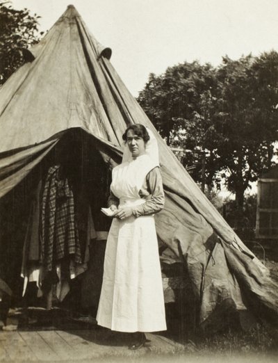 Syster Ada Smith från 2nd Australian Casualty Clearing Station nära Steenwerck, Trois Arbres, Frankrike, 1916 av Australian Photographer