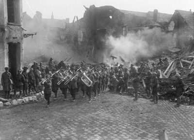 Bandet för den 5:e australiensiska infanteribrigaden, ledd av kapellmästaren Sergeant A Peagam från 19:e bataljonen, som passerar Grande Place (stadstorget) i Bapaume och spelar Victoriamarschen, Bapau av Australian Photographer
