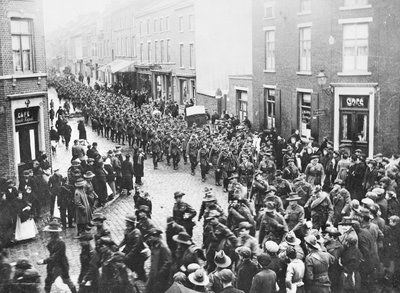 Den sista kvoten av 1st Division Artillery, AIF, som lämnar staden för att dra i Charleroi för att påbörja sin hemresa, Chatelineau, Belgien, 26 november 1919 av Australian Photographer