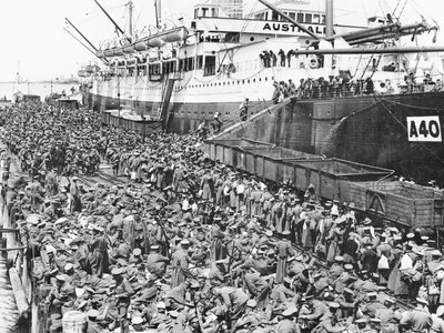Trupper går ombord på Port Melbourne på A40 HMAT Ceramic, 1915 av Australian Photographer