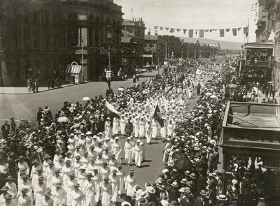 Kvinnor som håller en fredsdagsmarsch längs King William Street, Adelaide, södra Australien, november 1918 av Australian Photographer