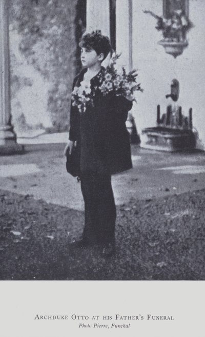 Ärkehertig Otto av Österrike vid sin fars begravning 1922 (s/v foto) av Austrian Photographer