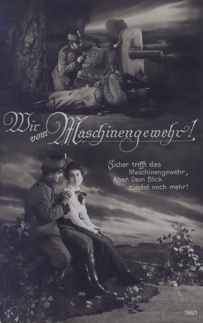 Österrikisk kulspruteskytt på slagfältet och med sin älskling (s/v foto) av Austrian Photographer