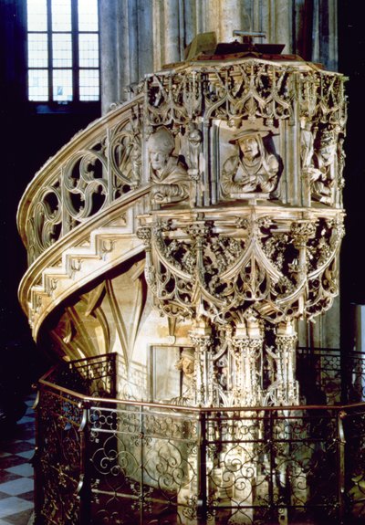 Pilgrims Predikstol, dekorerad med byster av de fyra kyrkans fäder, teologer som representerar de fyra fysiognomiska temperamenten, skulptören själv ser ut från ett fönster nedanför, av Anton Pilgram av Austrian School
