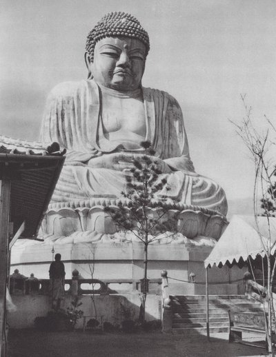 Japan: Buddhastatyn i Beppu (svartvitt foto) av Axel von Graefe