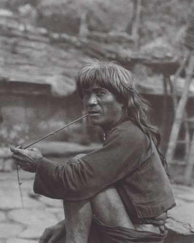 Japan: Hövding för Paiwan-stammen i Raisha (svartvitt foto) av Axel von Graefe