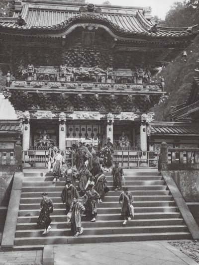Japan: Nikko, Yomei-mon, huvudportalen till Ieyasu-helgedomen (svartvitt foto) av Axel von Graefe