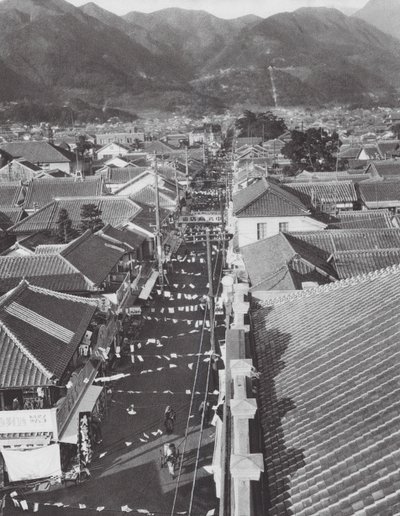 Japan: Köpcentrum i Beppu (svartvitt foto) av Axel von Graefe