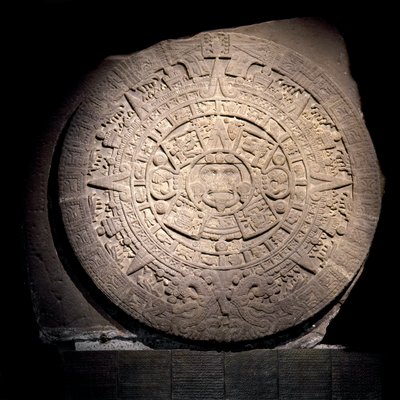 Precolombiansk civilisation: den aztekiska kalendern (solstenen): 3 m diameter stenskiva som representerar den aztekiska kalendern och kosmogonin, Au center est representerar solens gudomlighet Tonatiuh, kommer från Tenochtitlan - Mexico City, antropos nat av Aztec Aztec