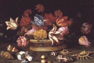 En korg med blommor med skal på en avsats (oljepanel) av Balthasar van der Ast
