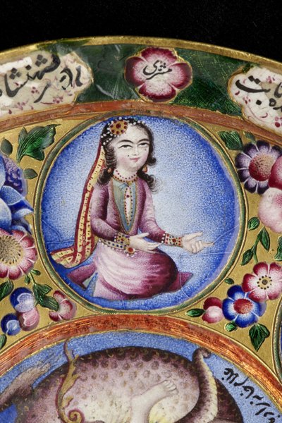 Skål med lock, fat och sked med astrologisk dekoration, tidigt 1800-tal (emalj & guld) av Baqir Baqir