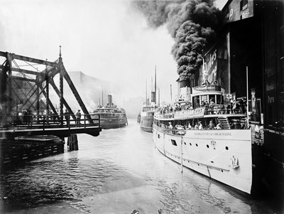 Passagerarbåtar i Chicago River, Chicago, Illinois, USA, ca 1905 (s/v foto) av Barnes and Crosby
