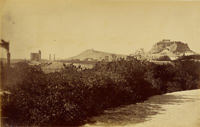 Aten - Zeus Olympios tempel och Akropolis från öster. av Baron Paul des Granges