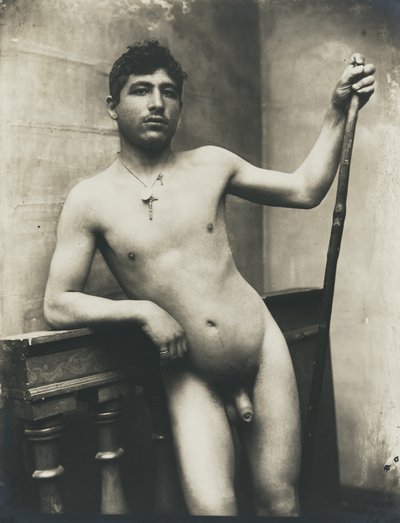 [Naken man med stav och krucifixhalsband] av Baron Wilhelm von Gloeden