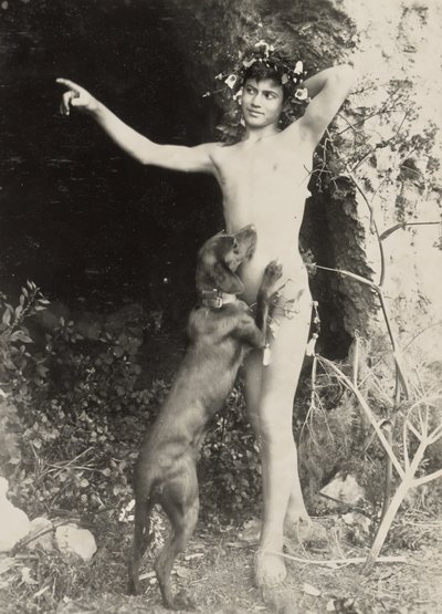 [Naken ungdom med hund] av Baron Wilhelm von Gloeden