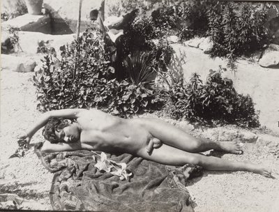 [Liggande naken ung man] av Baron Wilhelm von Gloeden