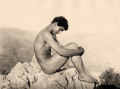 Studie av en naken man på en sten, Taormina, Sicilien, ca 1900 (sepiafoto) av Baron Wilhelm von Gloeden